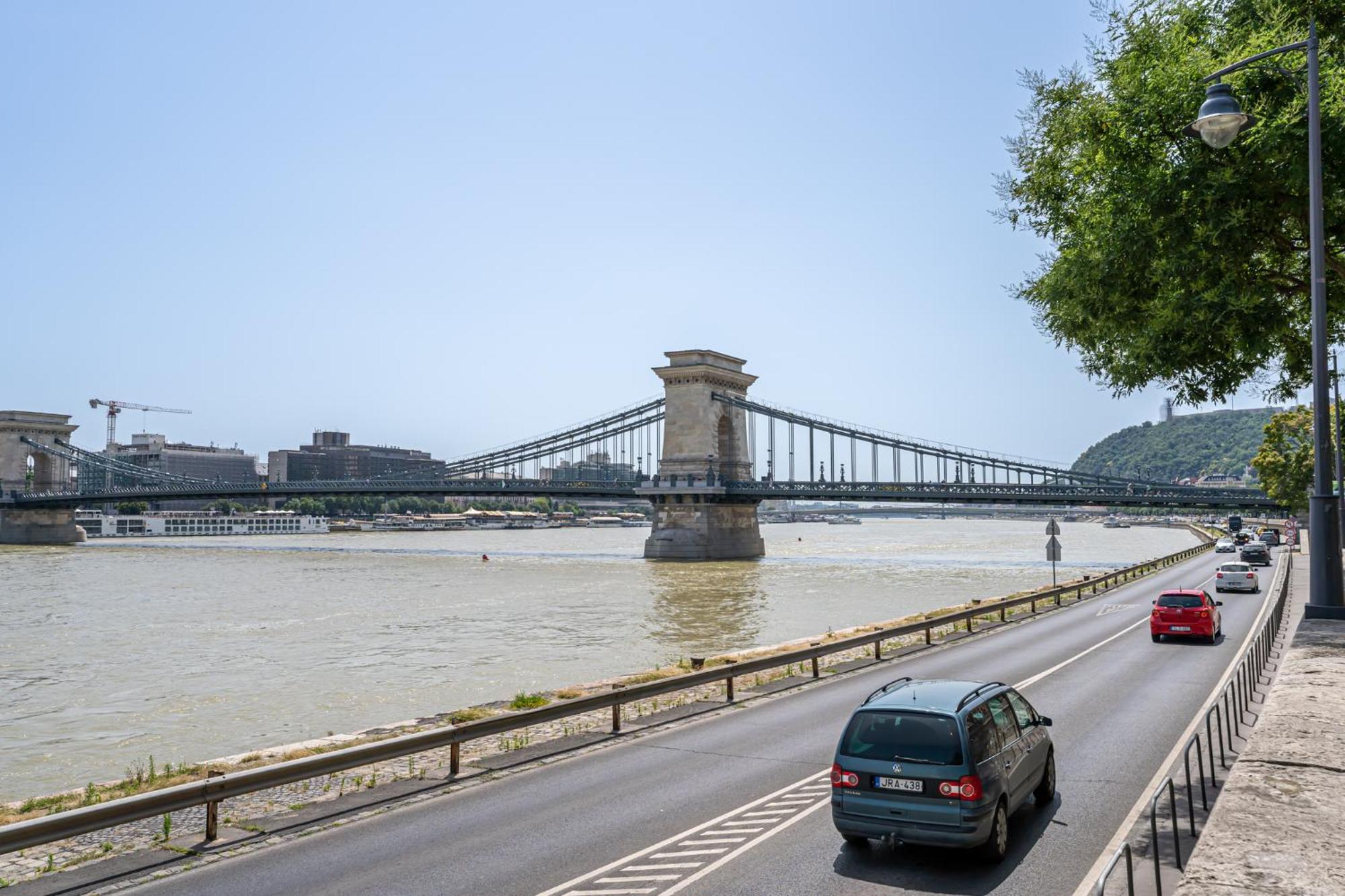 Danube Waterfront View At Chain Bridge Budapest Eksteriør bilde